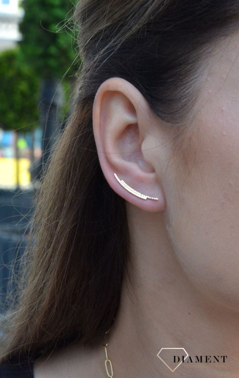 Kolczyki złote 333 grawerowane nausznice KL 10939 333. Kolczyki złote 333 grawerowane. Kolczyki nausznice. Eleganckie, złote kolczyki marki Diament wykonane z próby złota 333 o wadze około 0,66 g. Długość kolczyka 2,5 cm.jpg